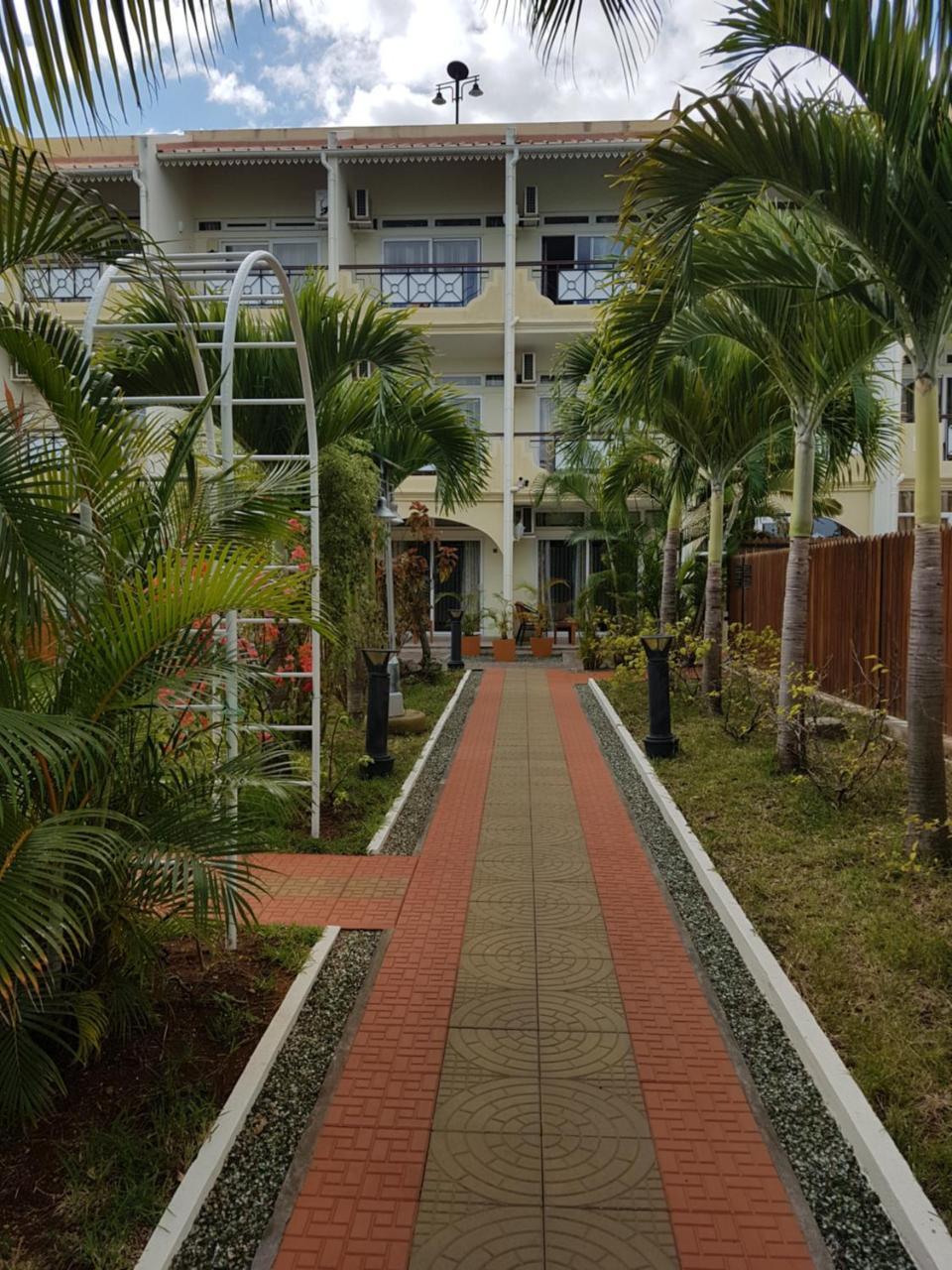 West Coast View Studios & Appartment Flic en Flac Exterior photo