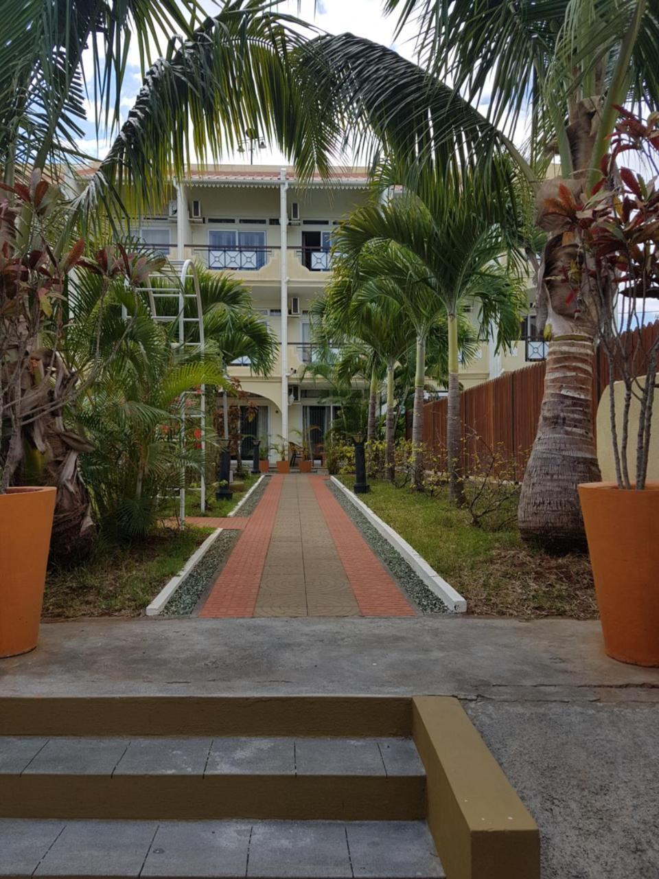 West Coast View Studios & Appartment Flic en Flac Exterior photo